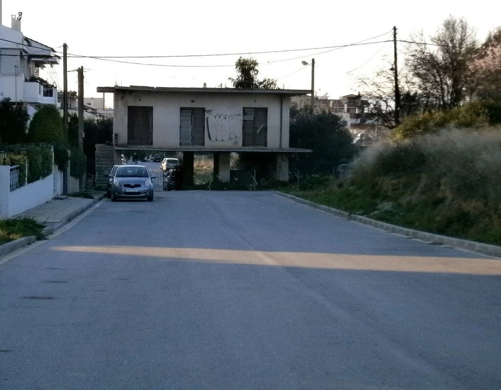 Και όμως αυτά τα «περίεργα» κτίρια βρίσκονται στην Ελλάδα!-Εσείς τα αναγνωρίζετε;-Εικόνες